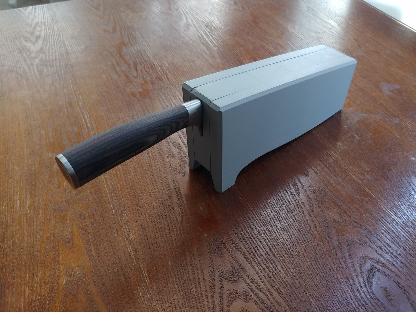 Image of a very narrow knife block.