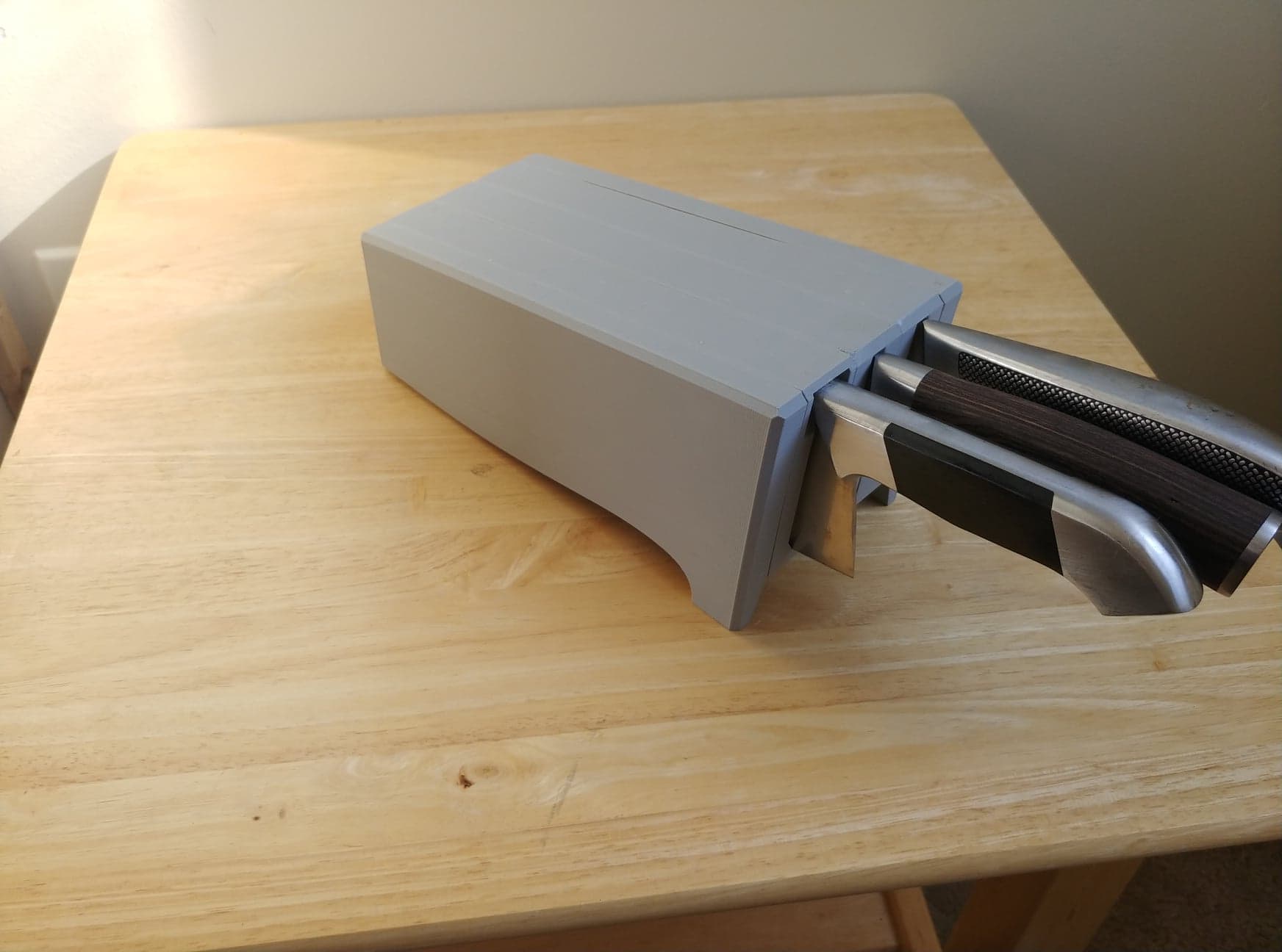 Image of the full assembly of a knife block.