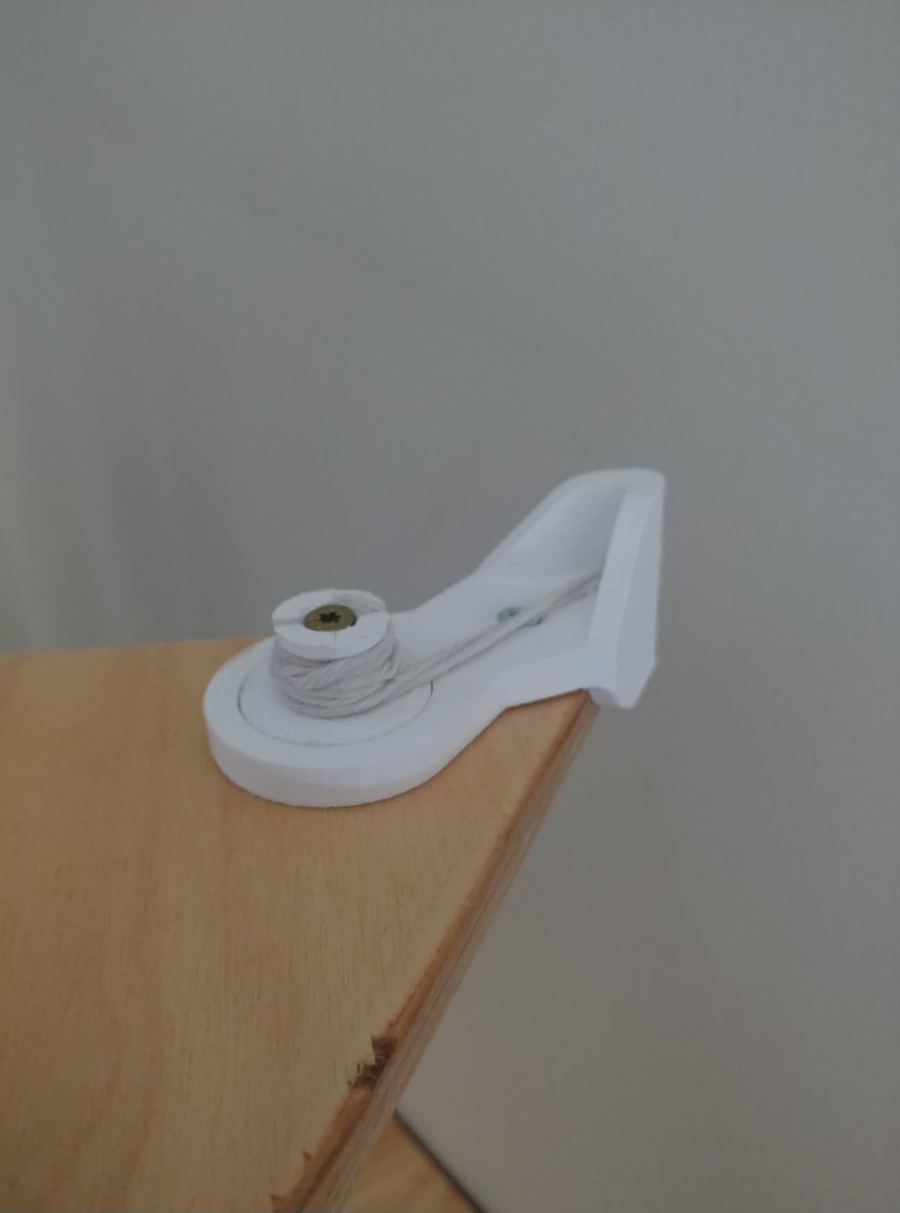 Image of the table's tensioner in real life.